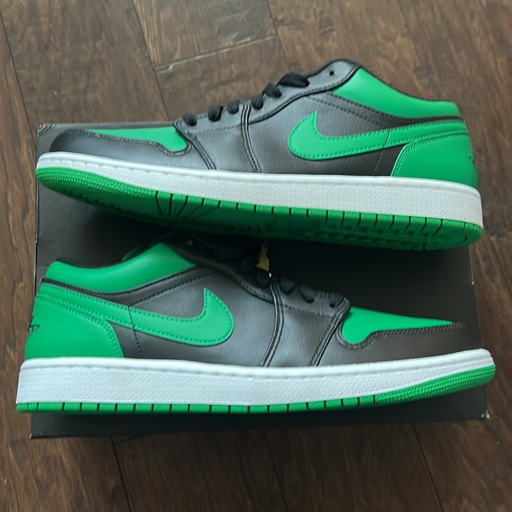 BRAND-NEW AIRJORDAN BLACK LUCKY GREEN 🍀WHITE